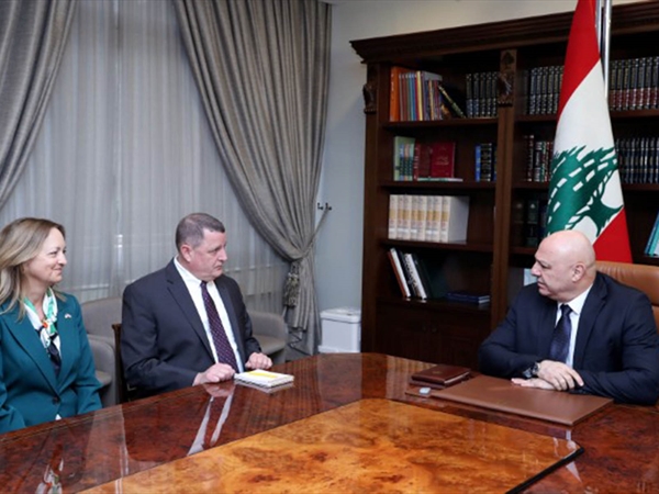 عون: التطبيع لم يطرح علينا والجيش يقوم بواجبه.. الحوار حول السلاح سيكون ثنائياً بين الرئاسة والحزب