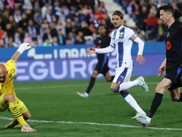 برشلونة المحظوظ يفوز بالنيران الصديقة وتعثر ارسنال يقرب تتويج ليفربول