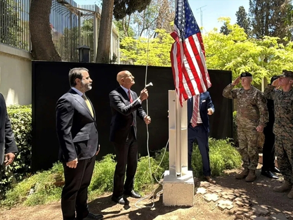 العلم الأميركي في دمشق.. وتوقيع استثمارات بـ7 مليارات دولار في مجالات الطاقة