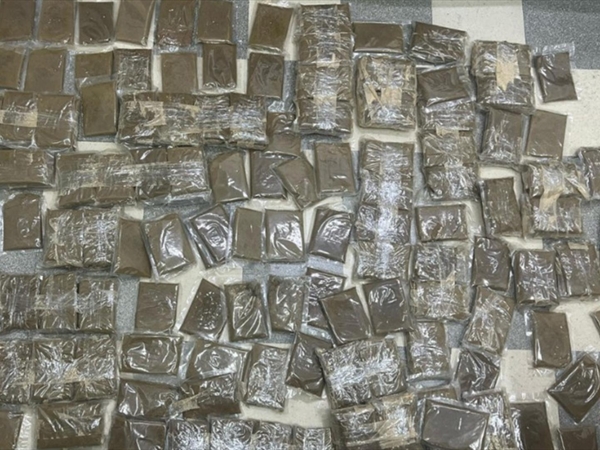 مخدّرات داخل "كراسي وطاولات خشبيّة"