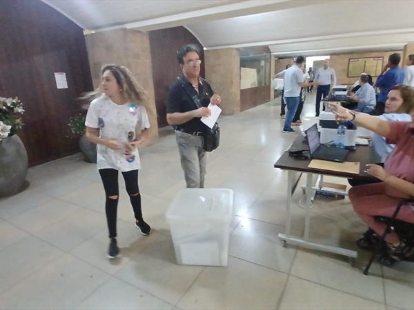 محافظة الجنوب تسلّم صناديق الإقتراع لرؤساء الأقلام في صيدا وقرى قضائها