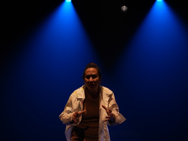 عياش تعود إلى خشبة المسرح بمونودراما «طرف خيط»