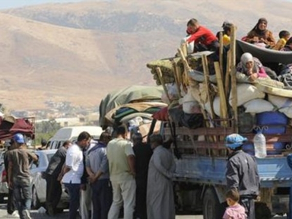 ترحيل 100 عائلة نازحة سوريّة من مخيمات عرسال