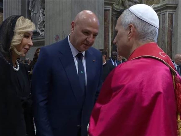 البابا يتعهد بجعل الكنيسة رمزاً للسلام