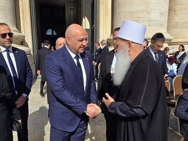 بعد انتشار صورة له يصافح ممثل الدروز في "إسرائيل".. رئاسة الجمهورية توضح