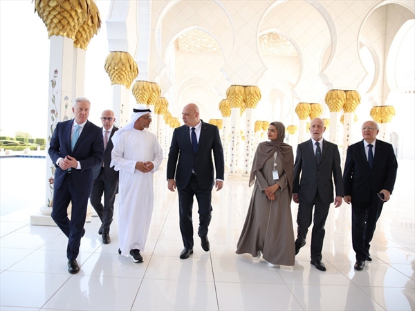 بالصور- جولة في جامع الشيخ زايد الكبير.. وكلمة في السجل الذهبي