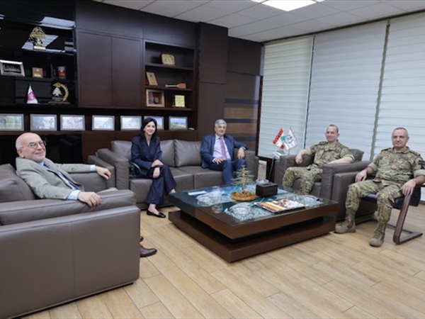 رئيس (LAU) يبلِّغ قائد الجيش تخصيص «صندوق الرئيس» لطلاب العسكريِّين