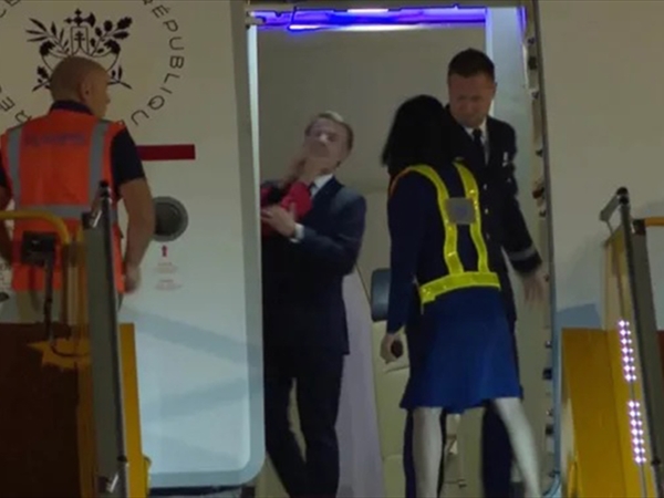 صفعة ماكرون «الزوجية» تهزُّ الإعلام الفرنسي وتشعل سجالاً ساخراً بين الجنسين