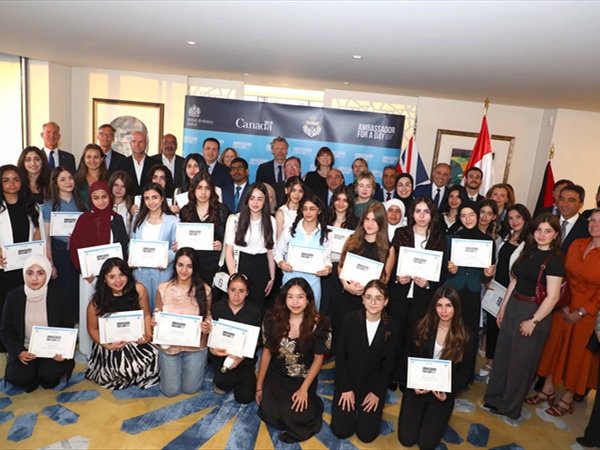 30 فتاة يفزن بفرصة أن يصبحن سفيرات ليوم واحد