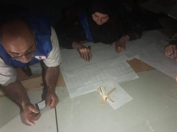بالصورة: هكذا يتم فرز الأصوات في مدرسة مقطوعة كهربتها!"!