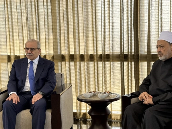 سلام يلتقي شيخ الأزهر وتشديد على أهمية مواجهة خطاب التطرف