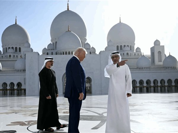 ترمب معجب بمسجد الشيخ زايد الكبير في الامارات!