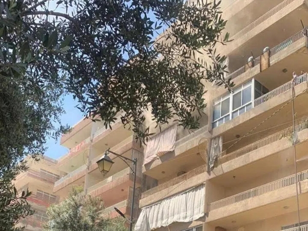 حريقٌ في شقّة سكنيّة.. ومحتجزون!