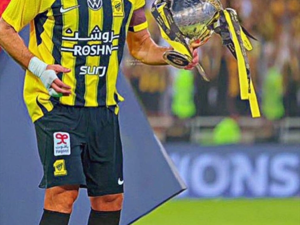 الإتحاد المتوَّج بطلاً للسعودية يكرِّم بنزيما