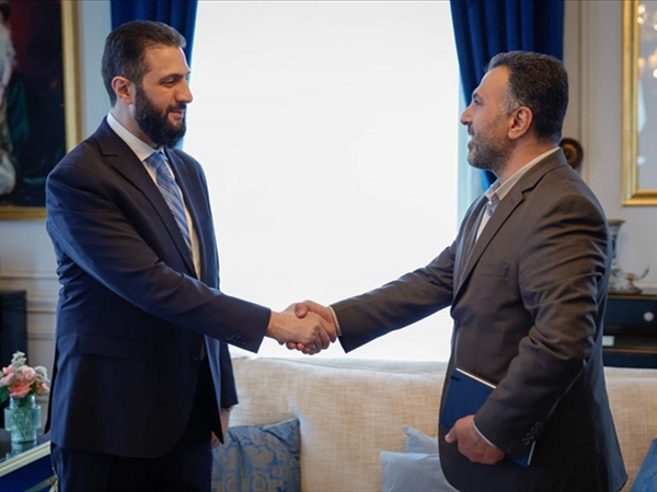 خلال زيارته فرنسا.. الشرع يلتقي بـ"فاضح" نظام بشار الأسد