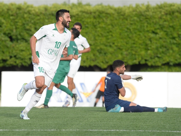 المخضرم معتوق بقود الانصار للفوز على الحكمة وتعزيز صدارته للدوري اللبناني..