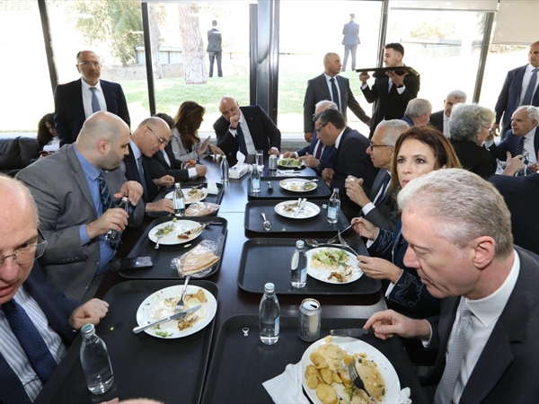 بالصّور: الرّئيسان والوزراء في الـ Canteen!