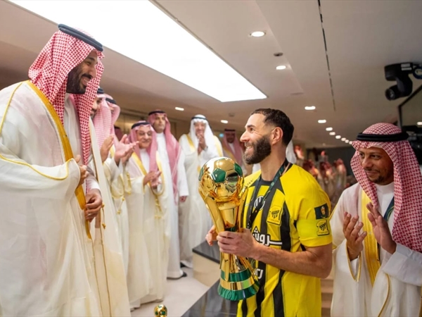 ولي العهد السعودي يتوج بنزيما ورفاقه في اتحاد جدة بكأس الملك