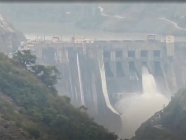 بالفيديو: الهند تطلق مياه السدود ومخاوف من فيضانات في باكستان