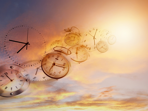 يطيرُ حمام العمر يطير!