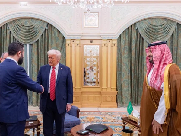 ترامب ينهي أيامه الخليجية: إشادة بالشرع وأمير قطر