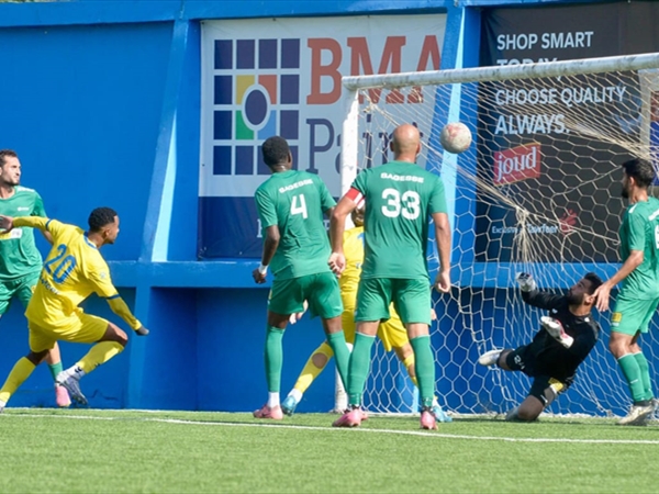 الصفاء ينفرد بصدارة الدوري اللبناني وهاتريك علي الحاج يبقي العهد بدائرة المنافسة..
