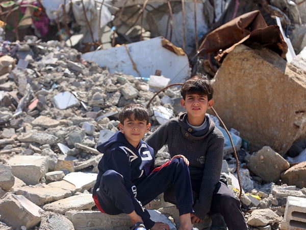 في ظل استمرار العدوان وحملة التجويع الممنهجة: أهالي غزة يعانون.. أربعون ألف طفل يُتِّموا وحرموا من آبائهم