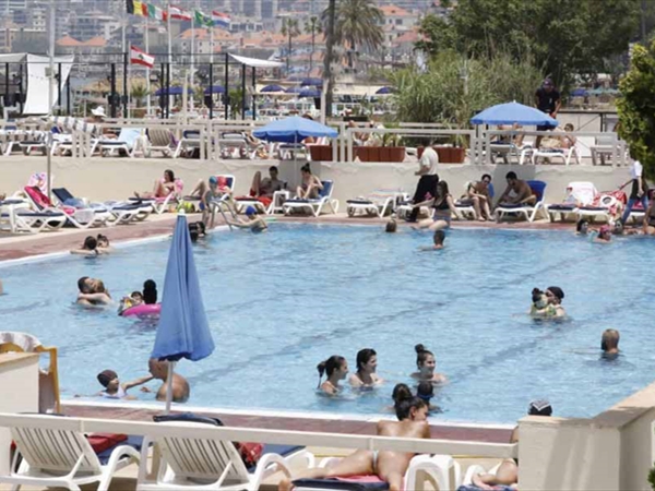 المسابح تعتمد أياماً مجانية للنساء والرجال يطالبون المعاملة بالمثل