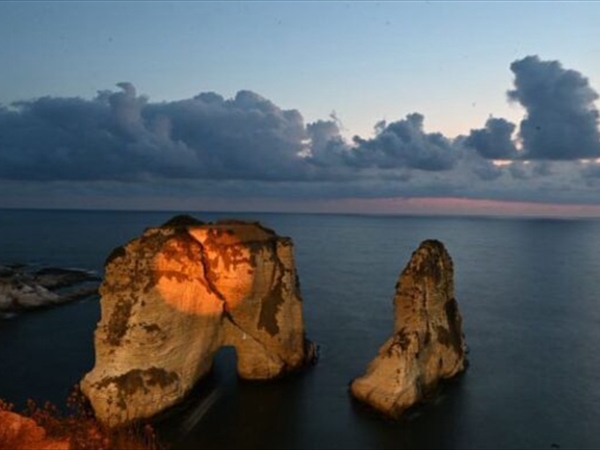 الصليب الأحمر اللبناني أضاء صخرة الروشة