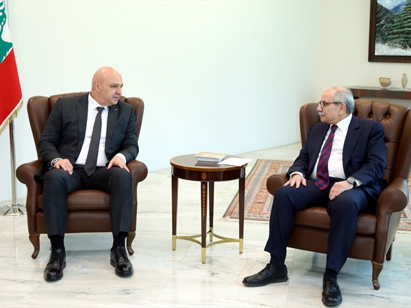 رئيسا الجمهورية والحكومة قرّرا فتح دورة استثنائية وبحثا في التعيينات الإدارية والتمديد لـ«اليونيفيل»