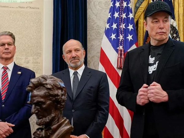 “لكمات” بين ماسك ووزير الخزانة!