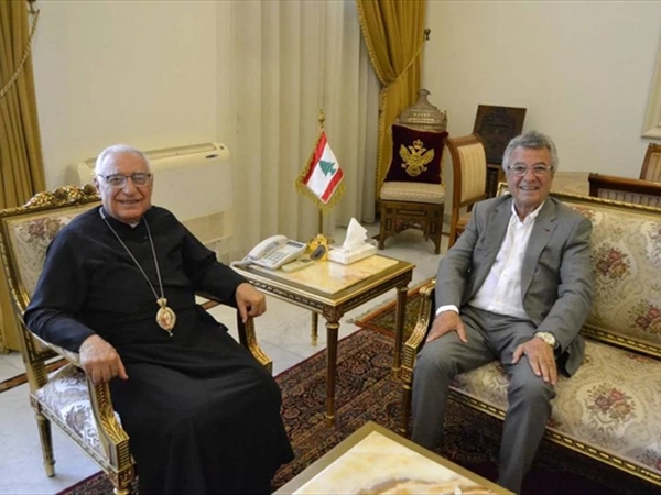 العبسي التقى المقدسي وغادر إلى لندن في زيارة راعوية