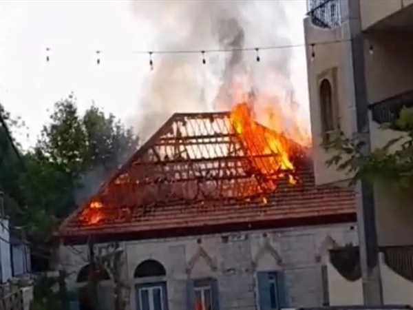 حريق يلتهم فندقًا في إهدن