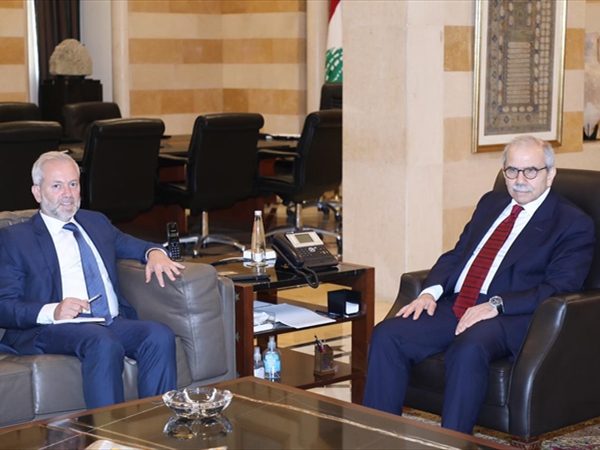 قانون القنب على طاولة سلام