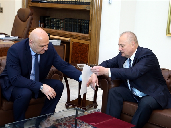 عون تسلّم دعوة بوتين للقمة الروسية - العربية والتقى هيل وتابع آلية تنفيذ الاتفاق مع عباس حول السلاح الفلسطيني