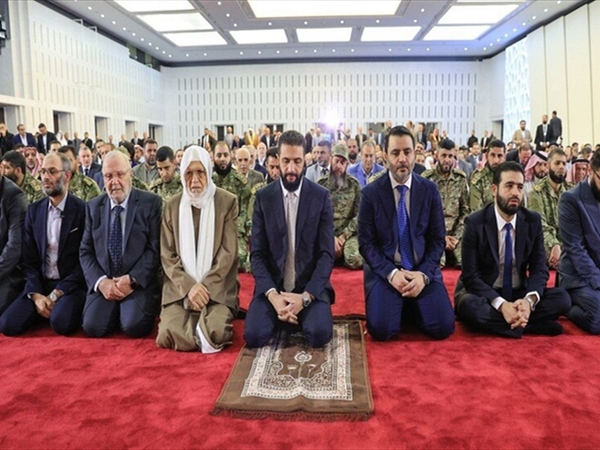 جدل بسبب سجادة الشرع خلال صلاة العيد