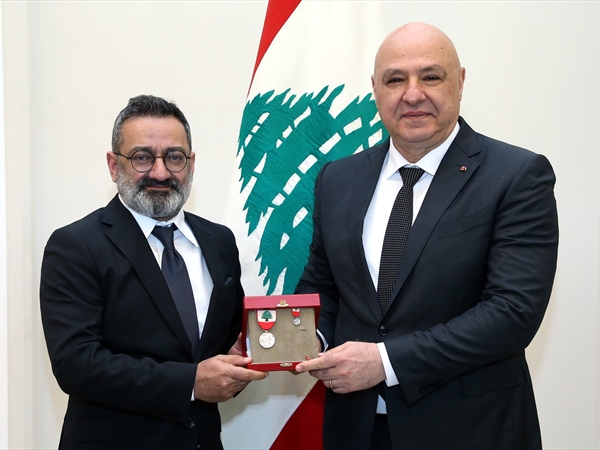 الرئيس عون يكرّم الفنان جورج خباز