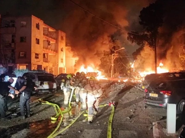 «تحت الأنقاض» من عربية إلى عبرية!