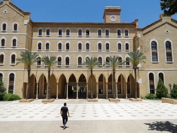 بين الجامعات والمطارات.. شباب لبناني من الطموح إلى «السفر»