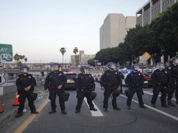 قنابل صوت وطوق أمني... وشرطة على الخيول!