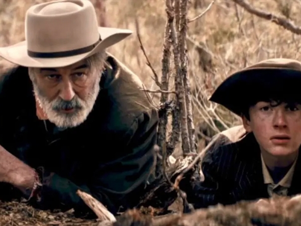 بالدوين في الشريط الذي قتل فيه مديرة تصوير: Rust حَمَى حفيده من المحاكمة وأُعدم بدلاً منه لكي يحرّره