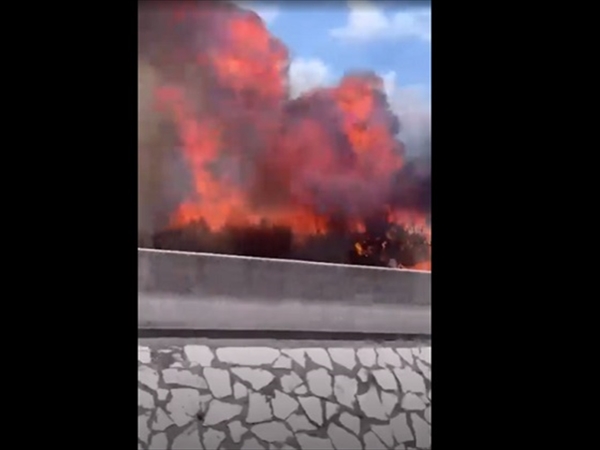 حريق هائل على الأوتوستراد..!