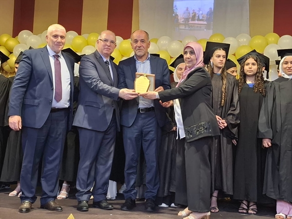 وزير العمل رعى حفل تخريج طلاب متوسطة عنقون الرسمية