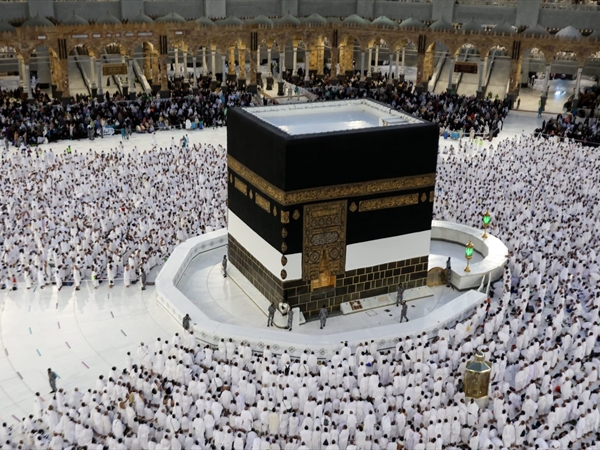 بالفيديو- الحجاج يواصلون التوافد إلى "عرفات".. وتقنيات الذكاء الاصطناعي بخدمة ضيوف الرحمن