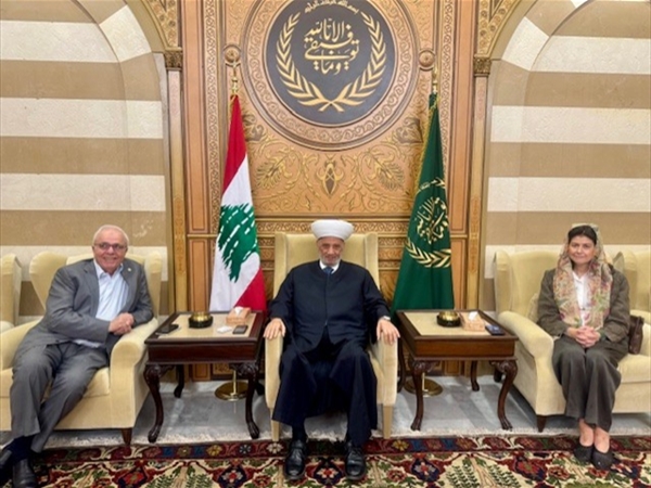 المفتي دريان تسلَّم دعوة لوضع حجر الأساس لمجمَّع إسلامي وعرض الأوضاع مع وفدي «لقاء سيدة الجبل» والمقاصد