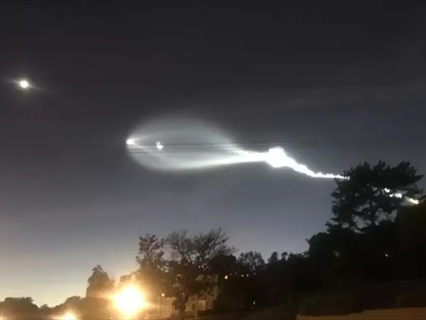 رأس متضخم وذيل رفيع.. ما الذي ظهر في السماء بسبب الصواريخ الإيرانية؟