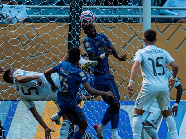 الهلال السعودي يفرض التعادل على ريال