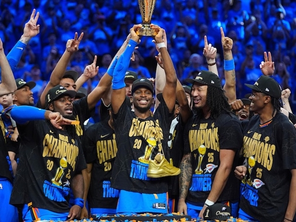 ثاندر يحتفل مع أنصاره بلقب الـNBA