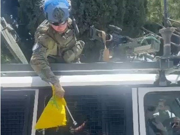 اعتراض دورية لـ "اليونيفيل" في صريفا ورفع علم الحزب على اليتها