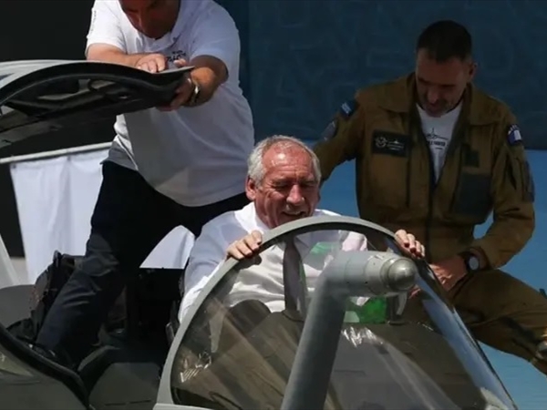 موقف محرج.. رئيس الوزراء الفرنسي يعلق في طائرة مقاتلة